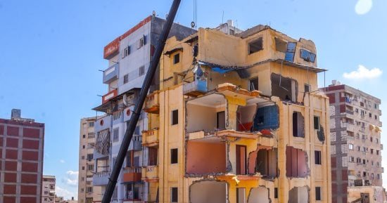 محافظ الإسكندرية: توفير سكن مؤقت ودعم اجتماعى وصحى لأسر ضحايا العقار المائل