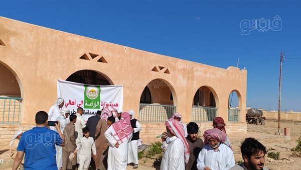 محافظ مطروح يتابع توزيع 10 أطنان من الدواجن والمساعدات الغذائية