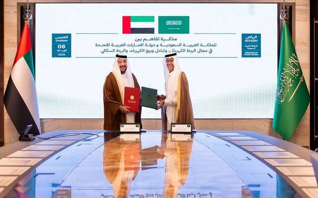 السعودية والإمارات توقعان مذكرة تفاهم لتعزيز التعاون بالربط الكهربائي والسككي
