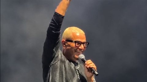 في أول حفل له في إسطنبول، عمرو دياب يفاجئ الجمهور بالحديث باللغة التركية (فيديو)