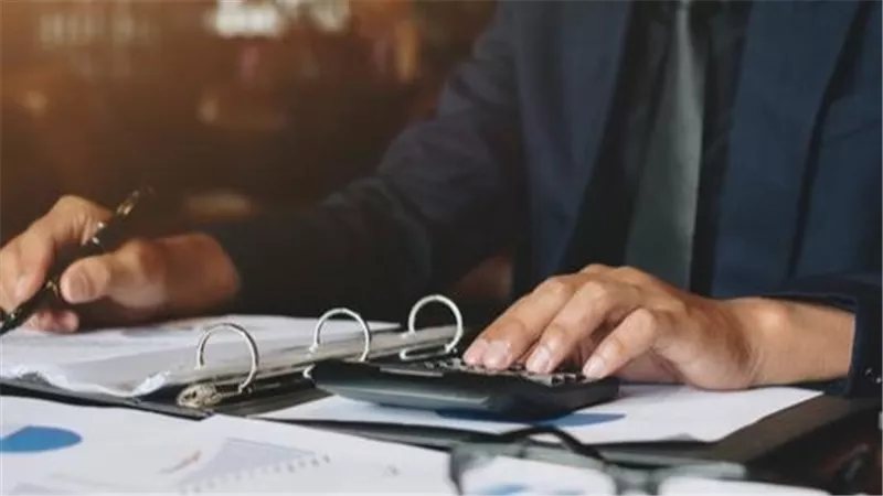 نيابة الجيزة تحقق في اتهام طبيب أسنان شهير بتقبيل سكرتيرته داخل العيادة بالدقي