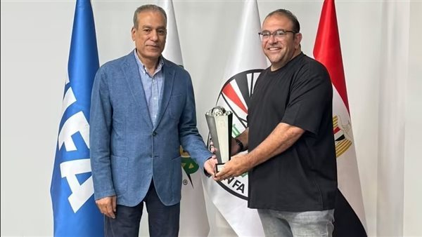 منتخب الشباب يسلم كأس بطولة شمال أفريقيا لاتحاد الكرة