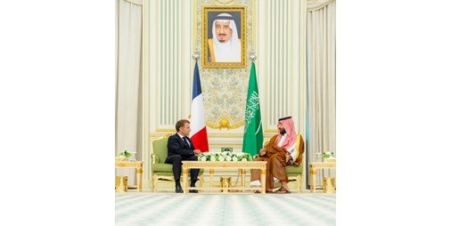 ولي العهد السعودي يبحث مع الرئيس الفرنسي تطورات الأوضاع الإقليمية والدولية