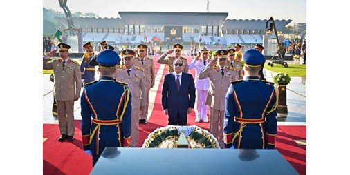 السيسي يضع إكليلاً من الزهور على النصب التذكاري لشهداء القوات المسلحة بمناسبة الذكرى الـ 53 لنصر أكتوبر