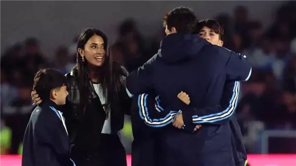 لحظة بكاء أبناء ميسي في مباراته الوداعية لمنتخب الأرجنتين (فيديو)