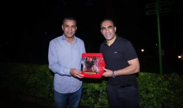 سيد عبد الحفيظ يُهدي سفير مصر فى أوغندا درع الأهلي بعد الفوز على كيتارا
