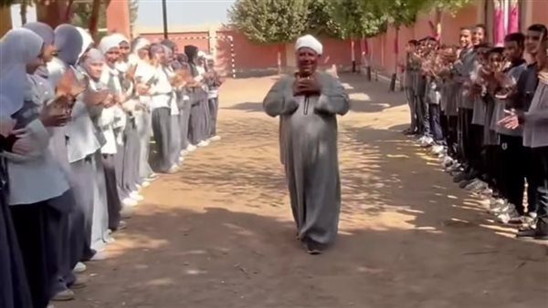طلاب مدرسة عزبة مهران بملوي يودعون العم عارف بممر شرفي (فيديو)