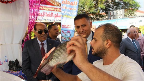 محافظ القليوبية يفتتح معرضا للسلع الغذائية بأسعار مخفضة في مدينة الخانكة