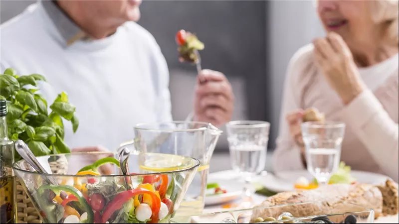 أطعمة غنية بالعناصر الضرورية لكبار السن ممن يعانون من ضعف الشهية