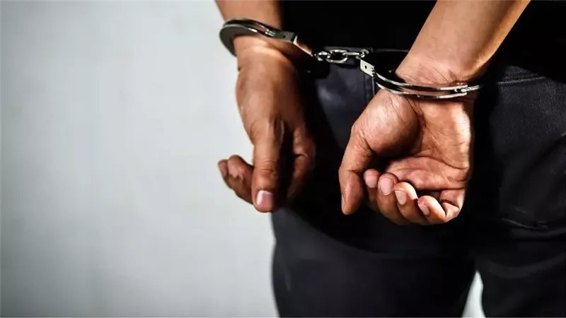 عاطل يسرق أموال تاجر من داخل سيارته بالمرج، والمجني عليه يضبطه بالصدفة داخل مقهى