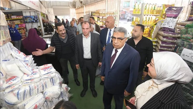 محافظ الدقهلية يتفقد السوق الحضاري بميت غمر ويوجه بمتابعة الأسعار وتوافر السلع