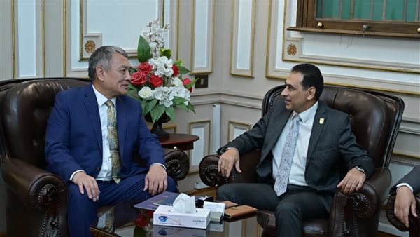 نائب رئيس جامعة القاهرة يستقبل وفدا من جامعة هونج كونج للعلوم والتكنولوجيا بالصين