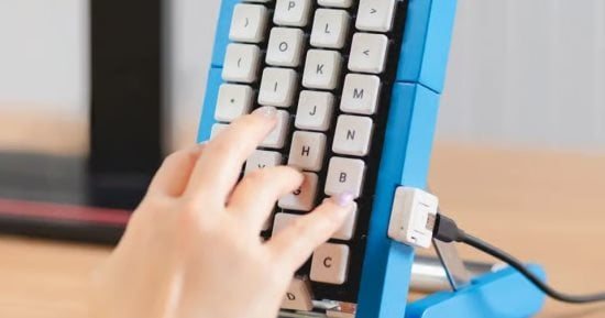جوجل تكشف عن لوحة مفاتيح غريبة تعمل بحزام ناقل للمفاتيح