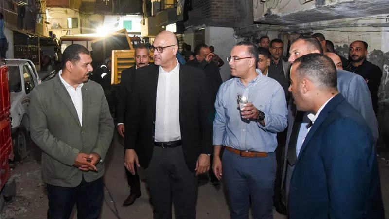 12 سيارة إسعاف وإنقاذ شخصين، محافظ الإسكندرية ومدير الأمن يتابعان ميدانيًا جهود إنقاذ سكان العقار المنهار