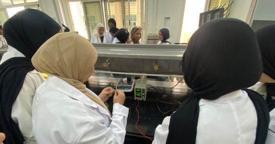 جامعة بني سويف الأهلية تواصل التدريبات العملية لطلاب الكيمياء الصناعية التطبيقية