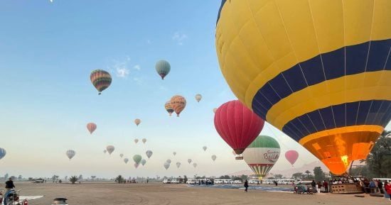 إلغاء تحليق رحلات البالون الطائر في سماء الأقصر لسرعة الرياح