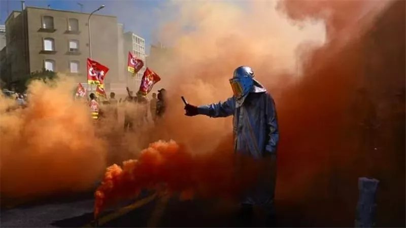 رئيس وزراء فرنسا يطالب بفرض حظر تجول جزئي عقب أعمال الشغب