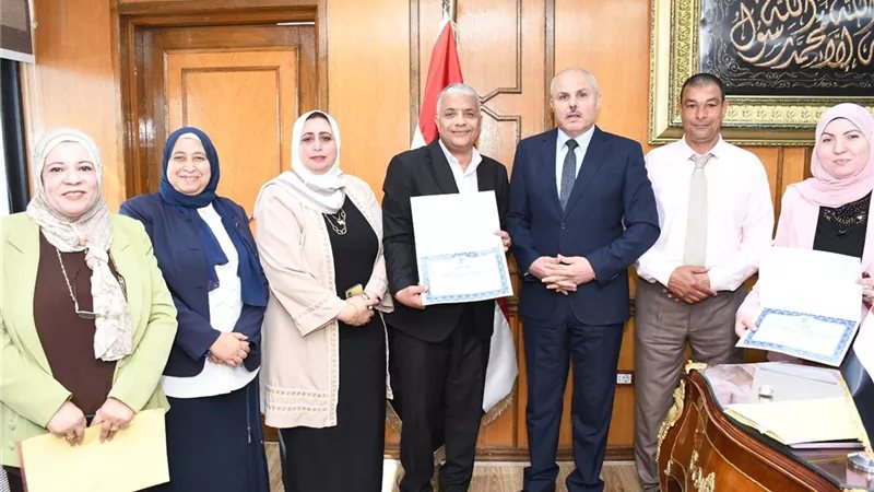 رئيس جامعة قناة السويس يكرّم العاملين المتميزين عن شهر أغسطس