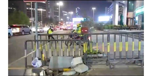 «المرور» ترصد مخالفات خطيرة لدراجات التوصيل.. السير بين المركبات وصعود الأرصفة