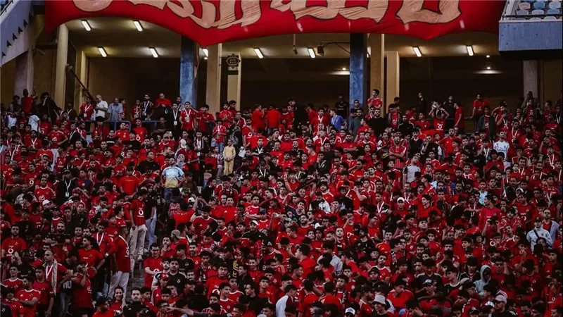 رسائل نارية من جماهير الأحمر خلال مواجهة كيتارا: النادي الأهلي خيره على الكل (فيديو)