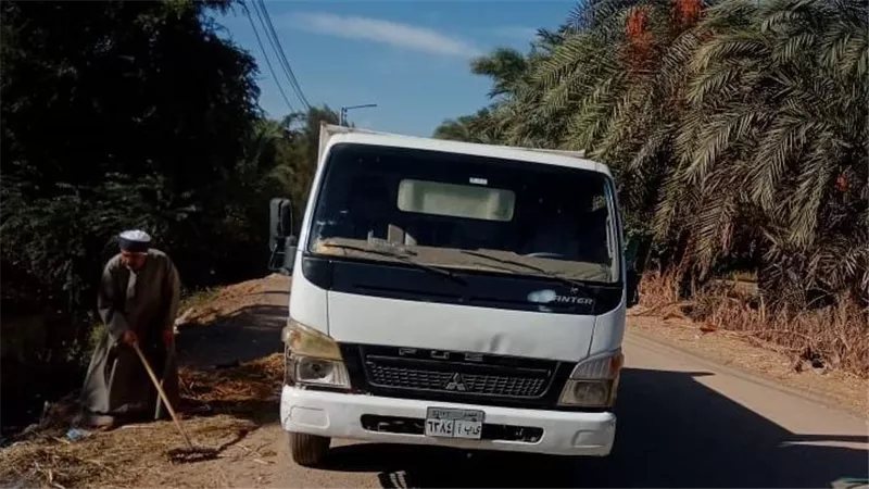 حملات لإزالة القمامة والتراكمات ببوابات الري ومجرى المياه بدير الجنادلة بأسيوط
