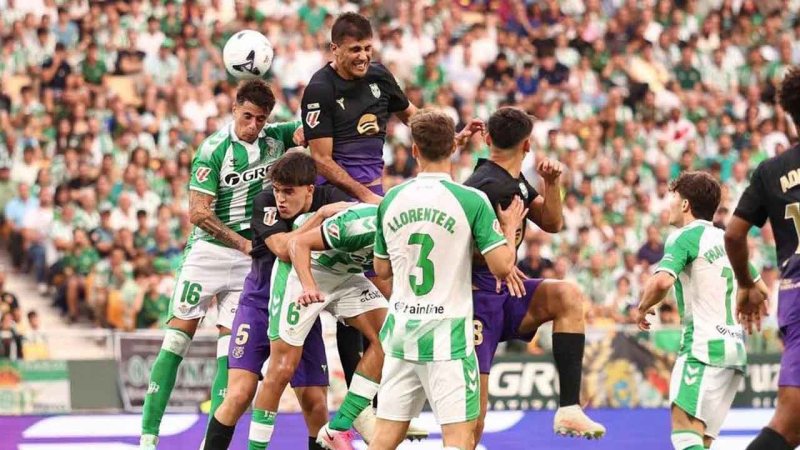 البرشا يتخطى بيتيس المكافح ويواصل انتصاراته الكاملة