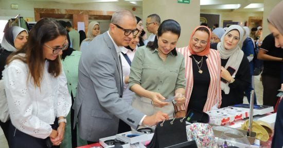 إقبال كبير على معرض المستلزمات الطبية والدراسية لطلاب كلية الطب بجامعة الإسكندرية