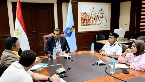 محافظ البحر الأحمر يراجع تجربة المخطط المروري بالغردقة ويوجه بسرعة معاينة محاور الرصف