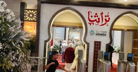 خدمات مبتكرة وحلول رقمية يقدمها جناح "مركز تراثنا للتنمية" بمعرض تراثنا 2026