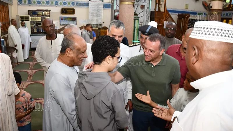 محافظ أسوان يستمع لمطالب المواطنين بعد أدائه صلاة الجمعة بمسجد الرضوان (صور)