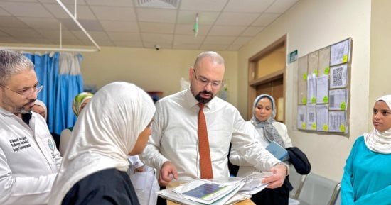 رئيس قطاع الصعيد يستمع للمرضى بمستشفى أسوان التخصصى.. صور