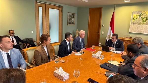 وزير الصحة يبحث ملف توطين تكنولوجيا الغسيل الكلوي وتعزيز الوقاية
