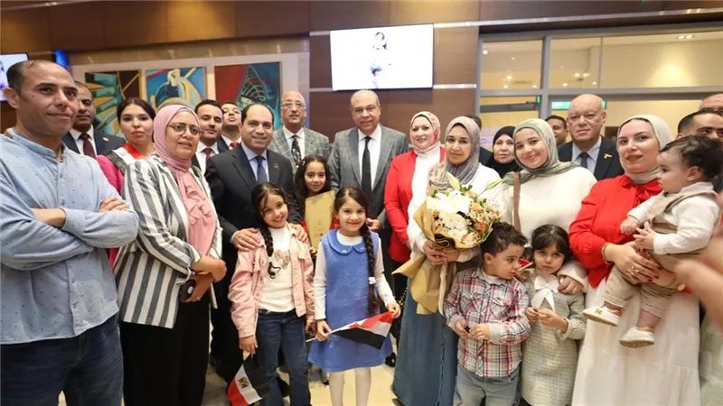 وزير الطيران يستقبل بطلة تحدي القراءة العربي بمطار القاهرة الدولي
