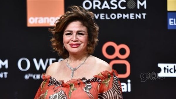 إلهام شاهين تخطف الأنظار بإطلالة ملكية ذهبية في افتتاح الجونة السينمائي (فيديو)