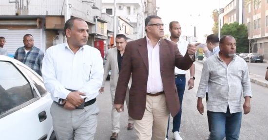 محافظ قنا: صيانة ورفع كفاءة 3500 متر طولى من البلدورات والأرصفة بشارع الشنهورية