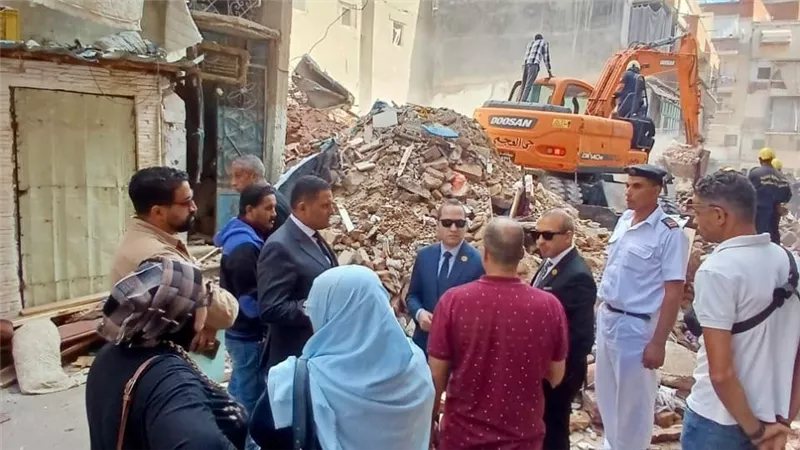 النيابة الإدارية تحقق في انهيار عقار بحي شرق الإسكندرية (صور)