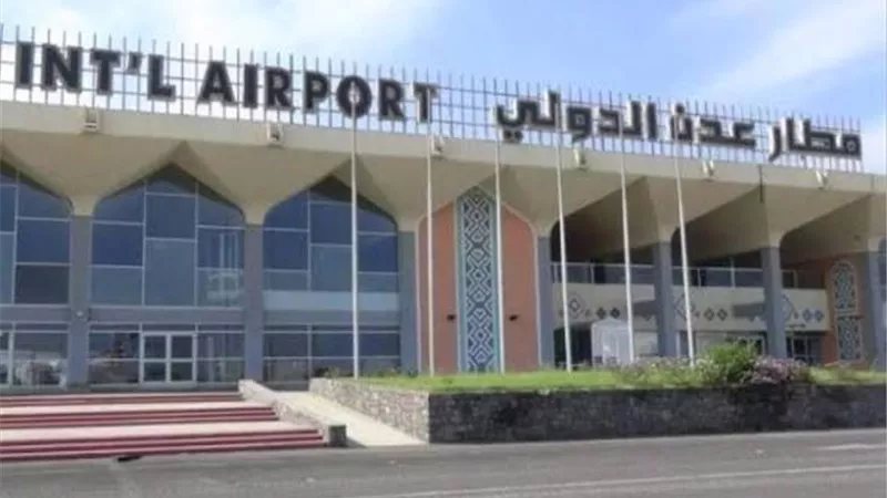 اليمن يدعو لتحرك دولي بعد استهداف مطار عدن للمرة السادسة