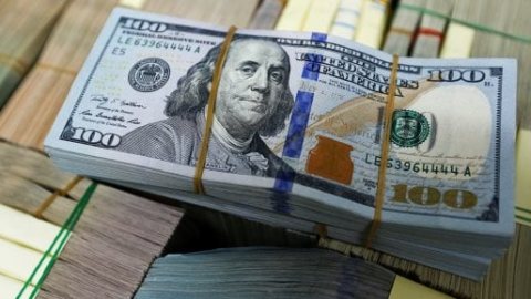 أسعار الدولار تترقب شارات فتح البنوك صباح اليوم الأحد
