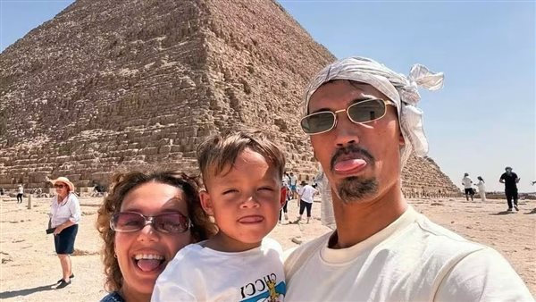 نجم منتخب هولندا يقضي إجازته بجوار الأهرامات (صور)
