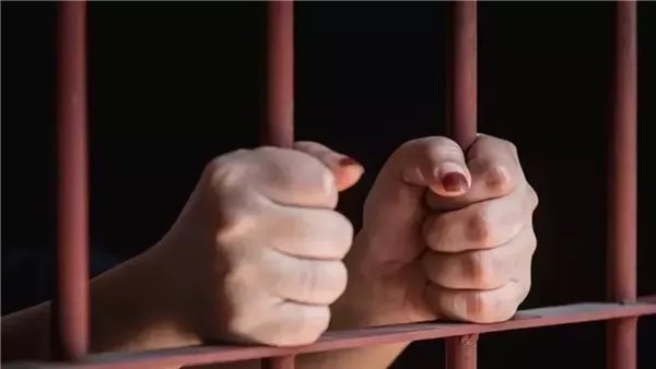 باعته بـ 500 جنيه، اعترافات مثيرة لربة منزل لاتهامها بسرقة هواتف السيدات بطريق الخطف بالظاهر