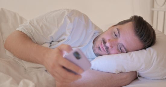 تفقد الهاتف فور الاستيقاظ.. كيف يمكن أن يؤثر على دماغك ومزاجك؟