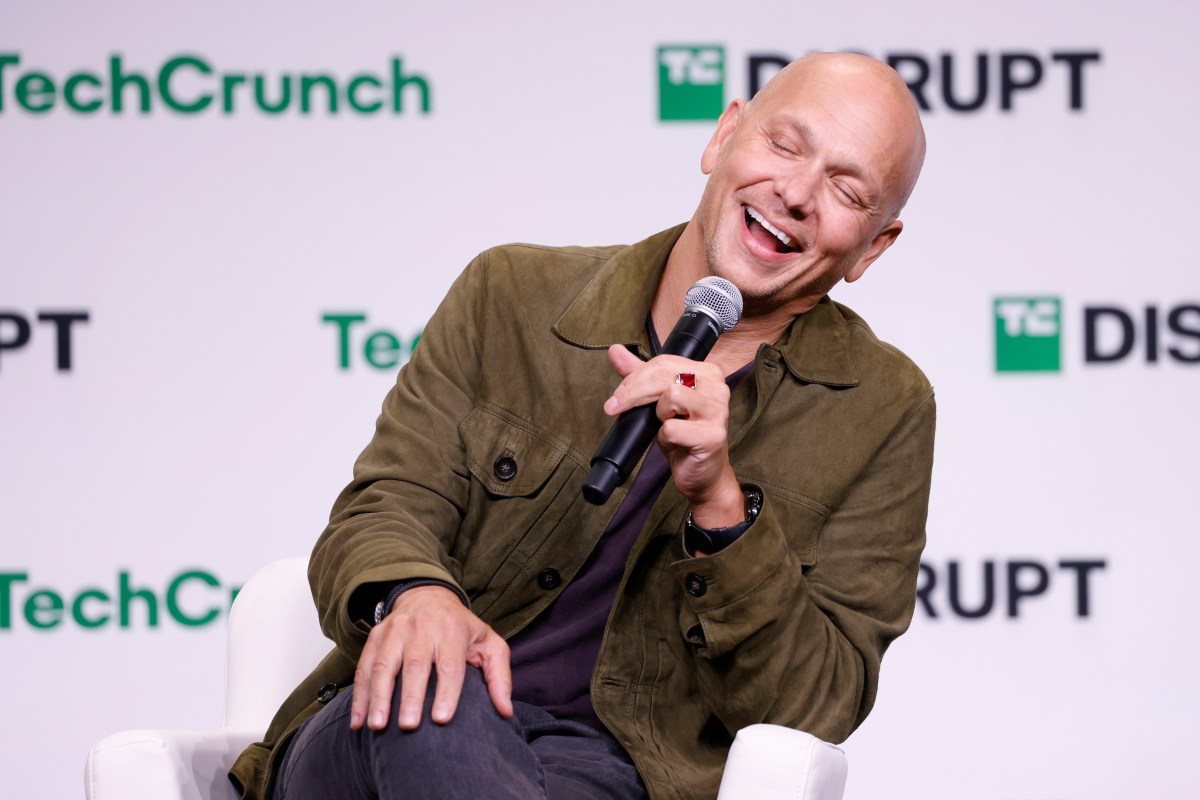 Tony Fadell يكشف سبب فشل أجهزة الذكاء الاصطناعي الأولى مثل Rabbit R1 وHumane AI Pin