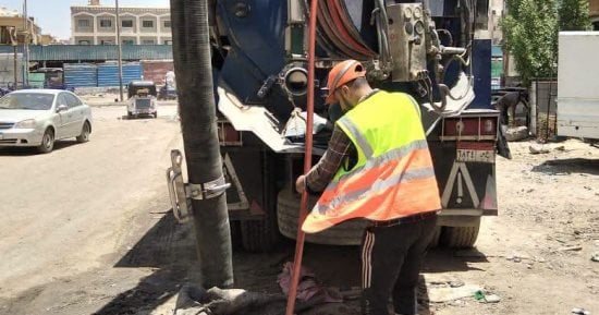 حملة موسعة لتطهير شبكات الصرف الصحي بأسوان على 4 مراحل.. صور