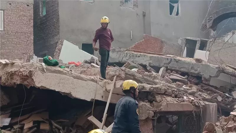 بعد مرور 10 ساعات، البحث عن 3 أطفال أسفل أنقاض عقار الإسكندرية المنهار
