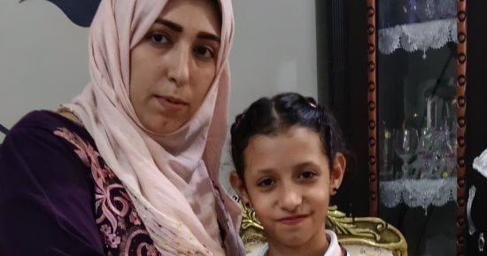 سما تبهر الجميع بإلقاء شعر المتنبي والأصمعي بالفصحى..«الساعة الذكية» أولى قصصها