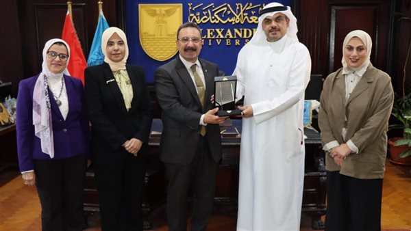 بحث سبل تعزيز التعاون الأكاديمي بين جامعة الإسكندرية والمكتب الثقافي الكويتي