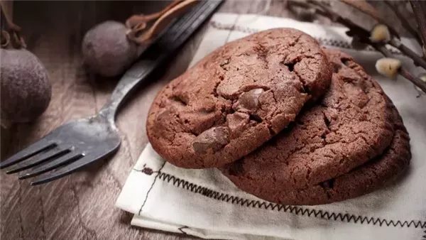 طريقة عمل الكوكيز بالعسل الأسود بمذاق غني وقوام مقرمش