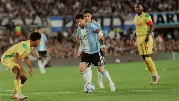يسجل ويصنع هدفين، ميسي يشعل الأجواء في آخر مباراة له مع منتخب الأرجنتين (فيديو)