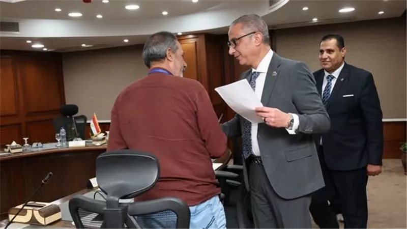 بالأسماء، محافظ الجيزة يُسلِّم 9 عقود عمل لذوي الهمم