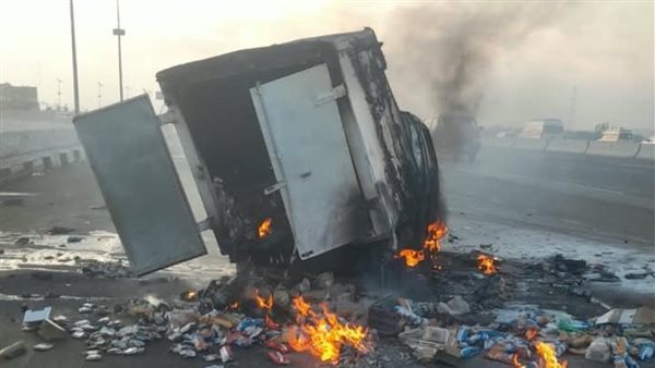 إصابة 3 أشخاص واشتعال النيران في سيارة ثلاجة بحادث تصادم على طريق بنها الحر